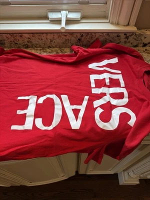 Camisa Versace Taylor Fit Roja Con Letras Blancas USADA (Mediana) Foto 1 de 4