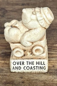 Vintage 1988 Paula W-736 Faux Stone Resin Figurine USA “Over the Hill” - Bild 1 von 20