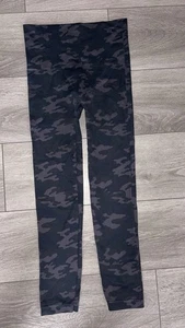 Spanx Damengröße Large hoch geschnittene Leggings schwarz grau Tarnmuster abnehmend - Bild 1 von 7
