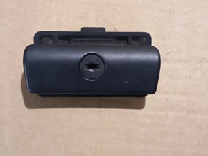 BMW E39 HANDSCHUHFACH SCHLOSS GRIFF SCHWARZ 8163017 / 8163018 - Bild 1 von 4