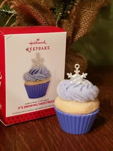 2013 Hallmark Ornament ~IT'S SNOWING SWEETNESS~ 4TH IN THE CHRISTMAS CUPCAKES - Picture 1 of 5