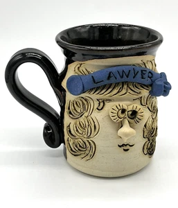 Anwalt Gesicht Becher Steinzeug Keramik signiert Tiegland Bradford 3D weiblich lustig Gesicht - Bild 1 von 8