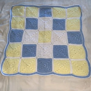 NUEVA Manta Bebé Suave Amarillo Blanco Azul Ganchillo a Mano 29x29" Recién Nacido Tiro Cuna - Imagen 1 de 3