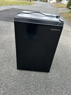 Insignia™ - 2,7 Cu. Mini nevera Ft. con certificación ENERGY STAR - negra Foto 1 de 4