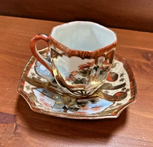 Antike Satsuma Geisha Mädchen Polygonform Demitasse Tasse und Untertasse handbemalt - Bild 1 von 13