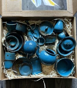 Vintage blau Emaille Puppen Kinder - 22 teiliges Miniatur Teeservice, Schüsseln, Kannen, Krüge - Bild 1 von 8