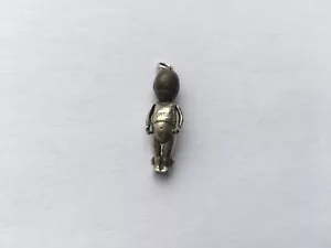 WW1 VINTAGE ‘FUMBS UP’ KEWPIE SILVER SWEETHEARTS GOOD LUCK PENDANT/CHARM - Foto 1 di 4