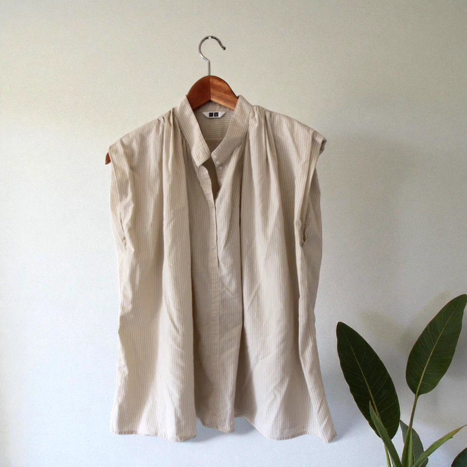 Top de algodón sin mangas con cuello mandarín a rayas beige talla mediana Uniqlo para mujer Foto 1 de 4