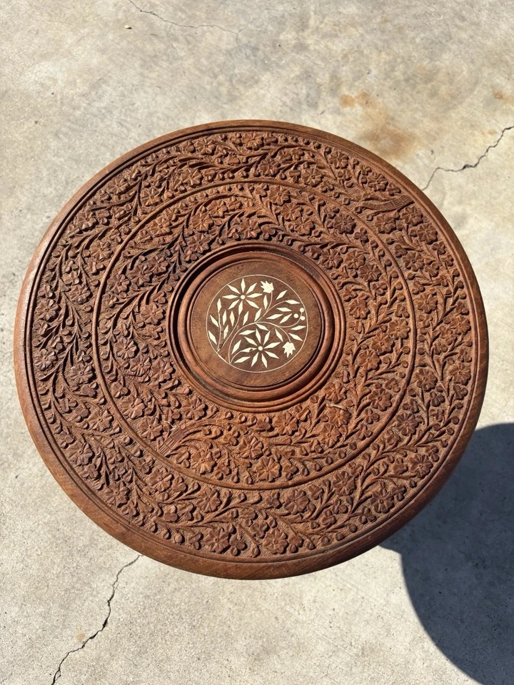 Antigua mesa auxiliar redonda plegable india tallada a mano con incrustaciones de madera Foto 1 de 4