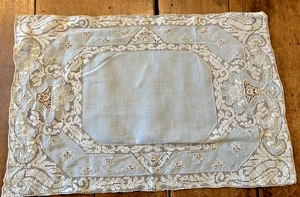 21 x 14 ANTIKER FRANZÖSISCHER ROKOKO SCHMINKLÄUFER - HELLBLAU, BESTICKT, SCHNITTARBEIT, ELEGA - Bild 1 von 4