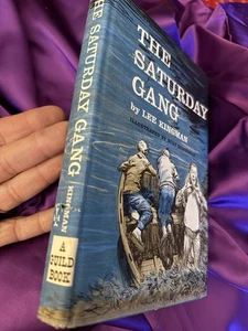 Vtg ‘THE SATURDAY GANG’ by Lee Kingman 1961 1st edition HCDJ Illustrated - Foto 1 di 14