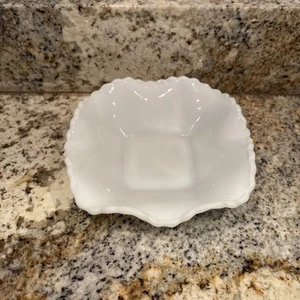 Vintage Fenton Weiß Milchglas Bonboniere. Rautenmuster 6,25 Zoll - Bild 1 von 4