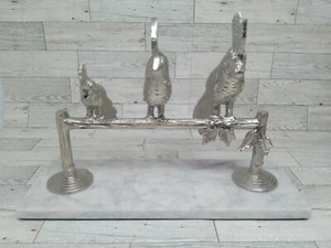 Drei Papageien Vögel auf einem Ast Metall Skulptur silberfarben Marmorsockel - Bild 1 von 9