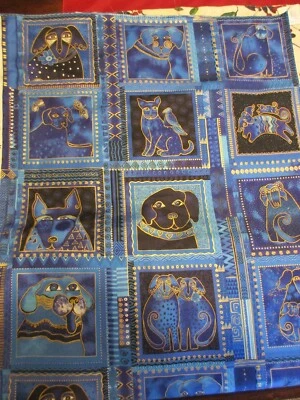 Clothworks Laurel Burch Kindred Canines en tela de algodón azul 1 panel Foto 1 de 4