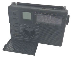 GRUNDIG TRAVELLER II PE 7 BAND TRAVEL RADIO SILVER W/CASE - Picture 1 of 8