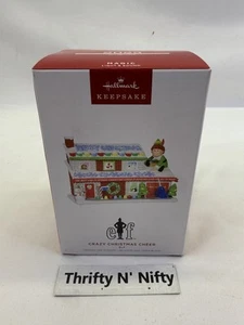 NUOVO! Hallmark 2023 Crazy Christmas Cheer ELF decorazione luci e suoni - Foto 1 di 4