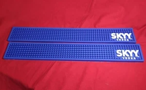 Juego de dos alfombrillas Skyy Vodka de goma azul de alta resistencia para derrames - ¡Nuevas! - Imagen 1 de 5