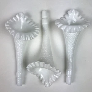 Fenton Weiß Milchglas Epergne Diamant und Spitze Vasen Ersatz Hörner Lot 3 - Bild 1 von 12