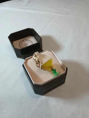 Dije Margarita Juicy Couture 2010 YJRU4506 tono dorado esmalte y pedrería nuevo en caja Foto 1 de 4