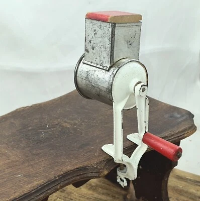 Antike Reibe Käse Gewürze Nüsse Schneider Klemm auf Mühle - Bild 1 von 4