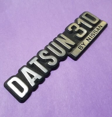 Bin9 usado 1979 1980 Datsun 310 por Nissan Gx? Insignia emblema plástico Foto 1 de 4