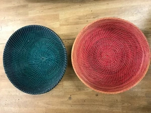 Paar afrikanische Lesotho natürlich gewebte große Bodenkörbe grün/rot 18" x 7" tief - Bild 1 von 4