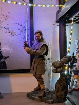 Hot Toys Star Wars Obi-Wan Kenobi DX26 Edición Especial con Sable USB Bonus LED Foto 1 de 4