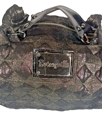 Bolsa de mão Betsey Johnson Betseyville preta prata metálica com berloque de bolsa - Imagem 1 de 4