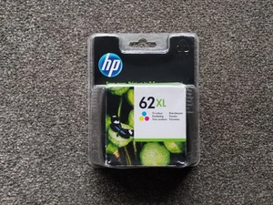 ORIGINAL HP 62XL C2P07AE DREIFARBIGE TINTENPATRONE. NOV 2022, NEU IN VERSIEGELTER VERPACKUNG  - Bild 1 von 2