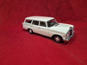 NOREV SCALA 1:18 MERCEDES BENZ 190/200 BREAK - Picture 1 of 11