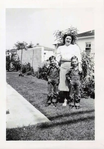 Foto Vintage Bella Donna Carina Giovani Ragazzi Bretelle Moda Outdoor Famiglia - Foto 1 di 1