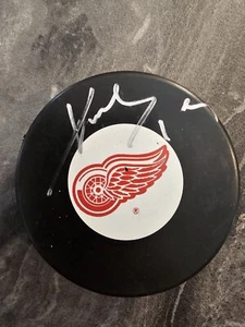Autographed Detroit Redwings Pavel Datsyuk Hockey Puck - Picture 1 of 1