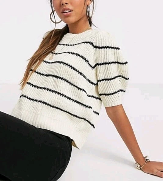 Blusa cropped Vero Moda branca e preta manga folhada listrada malha, tamanho pequeno - Imagem 1 de 4