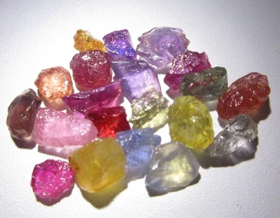 Paquete áspero de zafiro Umba color mezclado 22,80 crt Foto 1 de 4