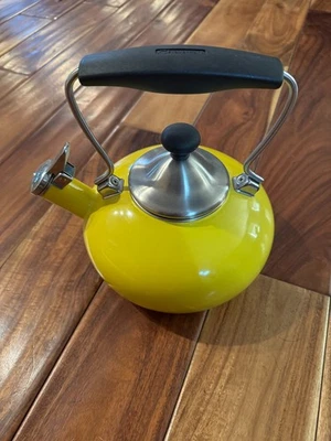 Tetera Chantal Whistling Tetera AMARILLO Esmalte Mango Negro Foto 1 de 3