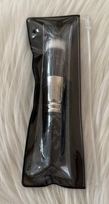 Cepillo de maquillaje facial de fibra sintética dúo MAC 187SHS Foto 1 de 3