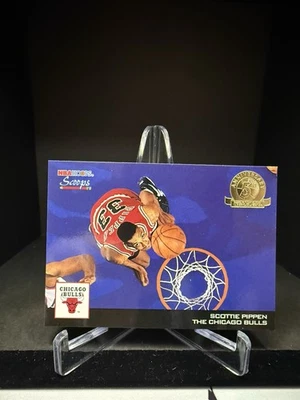 1993-94 Hoops Scoops Scottie Pippen #HS4 Fifth Anniversary Gold Chicago Bulls - Image 1 of 2