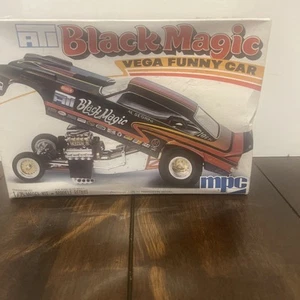 MPC Vintage Black Magic Vega Funny Car 1/25 Model Kit Sealed (1976) Al Segrini - Bild 1 von 7