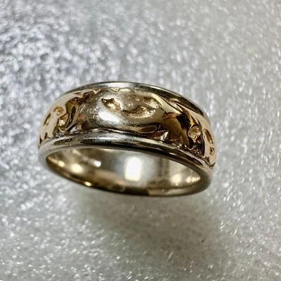 BANDA TUTONE ARTCARVED 14KT 10.5G TAMAÑO 9.25 APROX 7.7MM ANCHO Foto 1 de 4