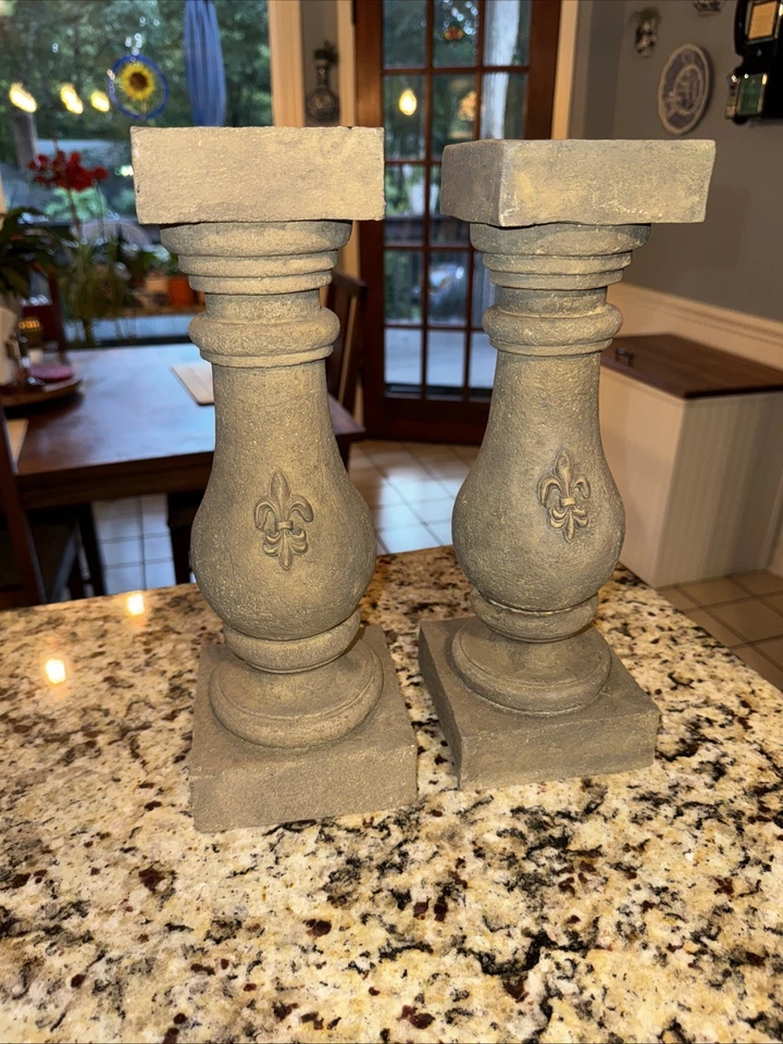 Juego de 2 candelabros de flor fundida a mano de gallina y plumas Di Lis Foto 1 de 4