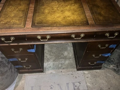 Escritorio ejecutivo vintage superior de cuero Foto 1 de 4