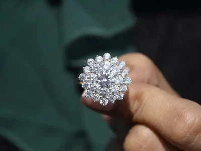 Anillo de compromiso con racimo de diamantes cultivados en laboratorio de corte redondo de 1,80 quilates de oro amarillo de 14 k Foto 1 de 4