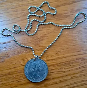 EINE BRITISCHE 1961 ELIZABETH II HALF CROWN Münze - Kette montiert - Bild 1 von 3