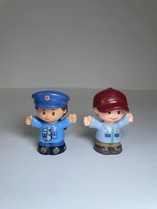 Fisher Price Little People 2 Stück Polizist und hilfreicher Erntemaschine - Bild 1 von 1