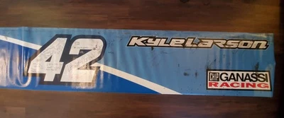 Kyle Larson #42 Crédito Un Chip Ganassi Racing Pit Pared Banner Fan Firmado Foto 1 de 4