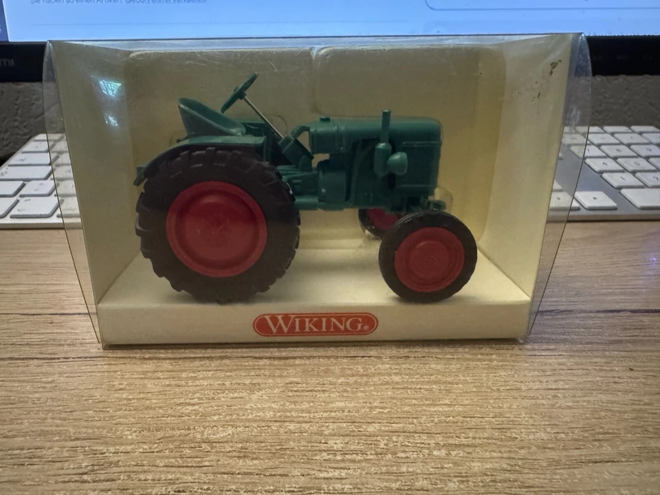 Wiking 8773935 1:30 Trattore In OVP Stato Nuovo - Immagine 1 di 1