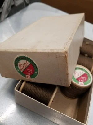 ONE × 1-OZ.SPOOL/BRN#539/Vtg.USA/Rice's PURE DYE BUTTON HOLE SILK#8 THREAD/TWIST - Image 1 of 3