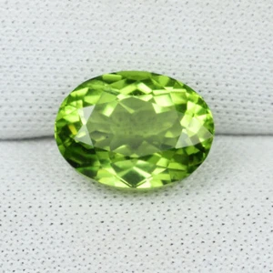 3.24 ct SIMMERING RARE GREEN - NATURAL PAKISTAN PERIDOT Oval See Vdo 3706 PU - Picture 1 of 2