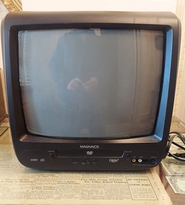 Magnavox 13” SDTV CRT CD130MW9 TV Combo w/ DVD Picture Works No Remote / Sound - Image 1 of 4