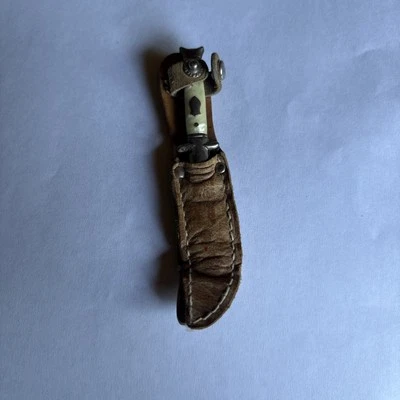 Cuchillo de hoja fija pequeña vintage con funda de cuero SIN NOMBRE DEL FABRICANTE EE. UU. Foto 1 de 4